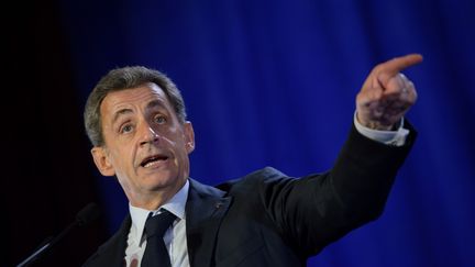 Le candidat à la primaire de droite Nicolas Sarkozy s'adresse à ses partisans lors d'un meeting de campagne à Saint-Maur-des-Fossés, en région parisienne, le 14 novembre 2016. (CHRISTOPHE ARCHAMBAULT / AFP)