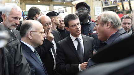 "C'est inadmissible dans ce pays" : Valls interpellé par un père à la recherche de sa fille qui était au Bataclan