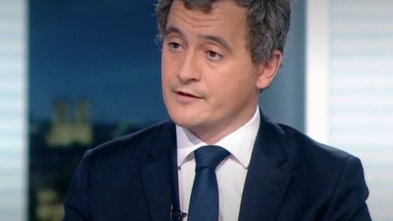 Jeudi 26 novembre, le ministre de l'Intérieur, Gérald&nbsp;Darmanin&nbsp;est présent sur le plateau de France 2.&nbsp;Le ministre réagit&nbsp;à la suite d'une vidéo de violences policières diffusée jeudi 26 novembre,&nbsp;alors que la loi sécurité interdit de diffuser des images qui pourraient nuire aux policiers.&nbsp; (CAPTURE ECRAN FRANCE 2)