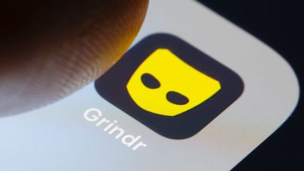 Parmi les données que Grindr partage se trouvent les adresses e-mail, mais également les coordonnées GPS des utilisateurs ainsi que leur statut sérologique et la date de leur dernier dépistage du VIH. (THOMAS TRUTSCHEL / PHOTOTHEK / GETTY IMAGES)