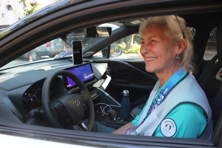 Corinne gare sa voiture "Paris 2024" aux abords du site olympique du Champ-de-Mars, le 29 juillet 2024. (CLEMENT PARROT / FRANCEINFO)