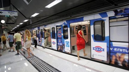 La police grecque a d&eacute;samorc&eacute; samedi 25 f&eacute;vrier un engin incendiaire artisanal &agrave; retardement dans une rame du m&eacute;tro d'Ath&egrave;nes &agrave; destination de l'a&eacute;roport. (FAYEZ NURELDINE / AFP)