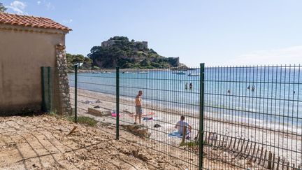 Une plage publique longe le chemin priv&eacute; qui m&egrave;ne au fort de Br&eacute;gan&ccedil;on (Var), le 29 juin 2014. (ELODIE DROUARD / FRANCETV INFO)