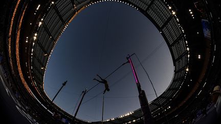 Au Stade de France, le Suédois Armand Duplantis a franchi la barre record des 6,25 mètres en finale des Jeux olympiques de Paris-2024. (KIRILL KUDRYAVTSEV / AFP)