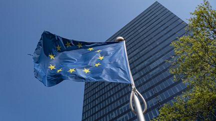 Le drapeau européen flotte à Bruxelles, en Belgique, le 24 avril 2022. (NICOLAS ECONOMOU / NURPHOTO / AFP)