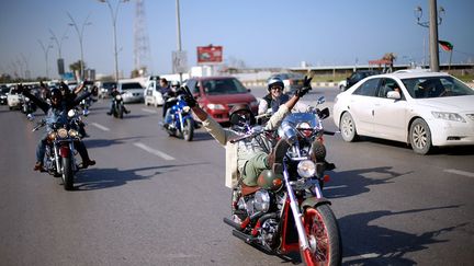 ils ne passent pas inaperçus dans cette société conservatrice marquée par des décennies de régime autoritaire sous Mouammar Kadhafi. Face au chaos qui a envahi le pays, faire de la moto est pour eux le meilleur moyen de ne pas sombrer dans la déprime.  (Ahmed Jadallah / Reuters)