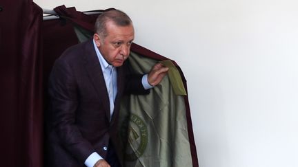 Le président turc Recep Tayyip Erdogan dans un bureau de vote à Istanbul (Turquie), le 23 juin 2019, lors des élections municipales. (ADEM ALTAN / AFP)