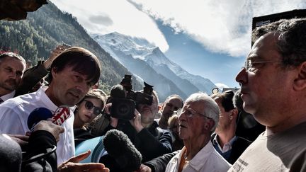 Hulot devant les manifestants à Chamonix