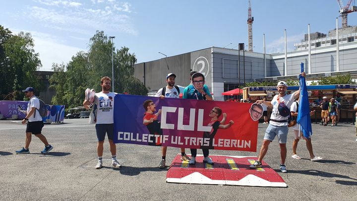 Les membres du Collectif Ultras Lebrun avant les deux matchs des deux frères, à l'Arena Paris Sud 4, le 31 juillet 2024. (MAYLICE LAVOREL / FRANCEINFO SPORTS)