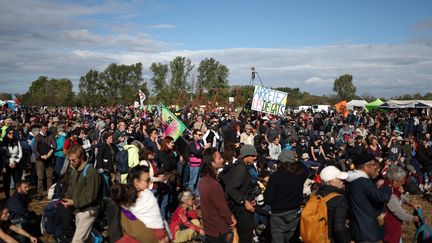 Mobilisation des opposants au projet de l'A69 entre Toulouse et Castres, ce 21 octobre 2023, à Saix, dans le Tarn, en Occitanie. (CHARLY TRIBALLEAU / AFP)