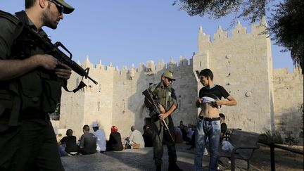 &nbsp; (La police israélienne contrôle un Palestinien à Jérusalem © REUTERS)