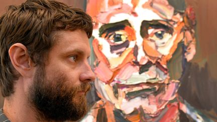 Ben Quilty, peintre australien, devant une de ses toiles exposées à Sidney, de retour du front afghan
 (WILLIAM WEST / AFP)