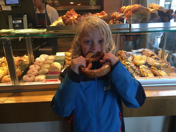 Eric dévore un bretzel dans le centre historique d'Hambourg. (INGRID POHU / RADIO FRANCE)