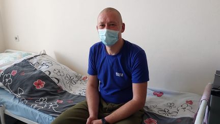 Olexandre, soldat ukrainien, pris en charge à l'hôpital de Dnipro,&nbsp;près du front sud vers Kherson. (GAELE JOLY / RADIO FRANCE)