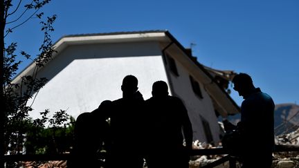 La douleur est encore vive&nbsp;dans la commune. Les proches des 239 victimes ont prévu de se rassembler dans la nuit, jeudi 24 août, pour une retraite aux flambeaux au milieu des ruines. A partir de 3H30, l'heure du séisme, le glas sonnera à 239 reprises avant une messe de souvenir. (FILIPPO MONTEFORTE / AFP)