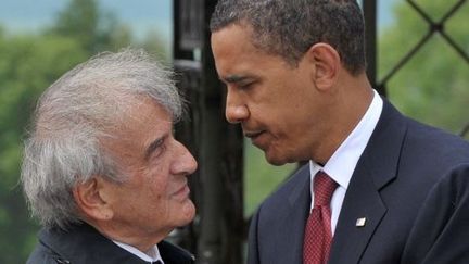 Elie Wiesel et Barack Obama le 5 juin 2009 au camp de Buchenwald
 (AFP/MARTIN SCHUTT)