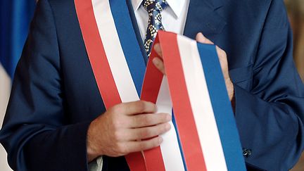 Daniel Duquenne (DVG), 58 ans, pose avec l'&eacute;charpe tricolore, apr&egrave;s son &eacute;lection comme maire d'H&eacute;nin-Beaumont par le conseil municipal le 12 juillet 2009. (PHILIPPE HUGUEN / AFP)