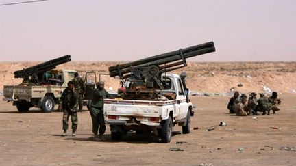 Armement lourd monté sur des pick-up par des insurgés libyens en lutte à Ajdabiah, le 17 avril 2011 (AFP/MARWAN NAAMANI)