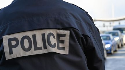 Un policier lors d'un contrôle de véhicule, à Calais le 31 janvier 2020 (photo d'illustration). (DENIS CHARLET / AFP)