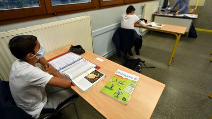 Des élèves, dans une classe, le 4 juin 2020. (ALEXANDRE MARCHI / MAXPPP)