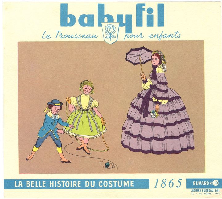 La seconde, plus féminine, raconte la Belle histoire du costume de 1450 à 1957. Le buvard publicitaire est à l'époque un support très utilisé par les entreprises, quelque soit leur domaine d'activité. Avec l'arrivée du stylo à bille, les buvards disparaitront petit à petit des cartables des écoliers. 
 (Musée de la chemiserie)