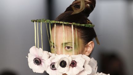 Un mannequin pr&eacute;sente un mod&egrave;le de la collection haute couture printemps-&eacute;t&eacute; 2012 du couturier italien Maurizio Galante &agrave; Paris, le 23 janvier 2012. (GONZALO FUENTES / REUTERS)