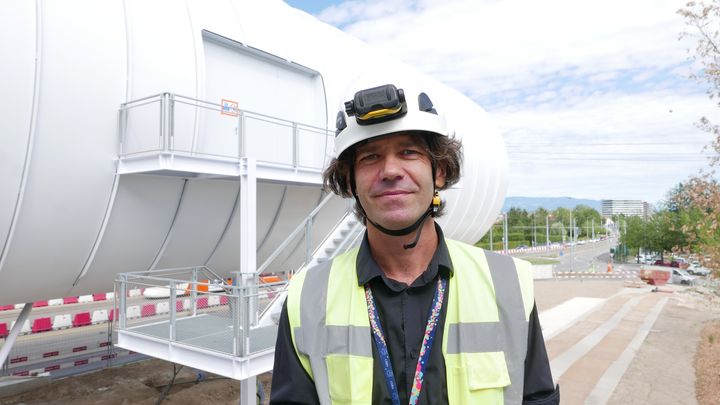 Arnaud Marsollier, porte-parole du CERN : "Le Portail de la science ressemble un petit peu à ces tubes qu’on a sous nos pieds, l’accélérateur de particules, le grand collisionneur de hadrons." (EMMANUEL LANGLOIS / FRANCEINFO)