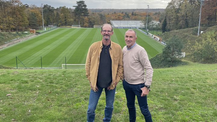 Christian Skubiszewski et Mathieu Zimmermann, deux anciens pensionnaires de l'INF Vichy, le 14 novembre à Clairefontaine lors de la journée organisée par la FFF pour célébrer le modèle de formation à la française. (Denis Ménétrier)