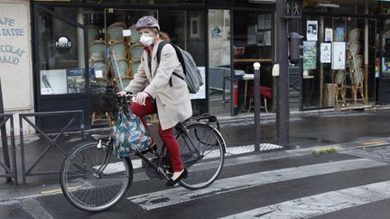 Une femme fait du vélo pendant le confinement, le 30 avril 2020, à Paris. (MEHDI TAAMALLAH / NURPHOTO / AFP)