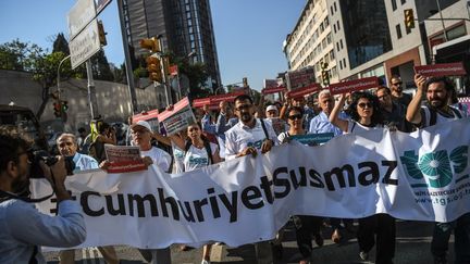 Une large campagne de mobilisation internationale a été lancée pour la défense de ces journalistes (ici, une manifestation de soutien&nbsp;à Istanbul lundi 24 juillet) (OZAN KOSE / AFP)