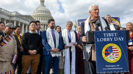 L'acteur Ricard Gere durant une conférence de presse en soutien au Tibet, devant le Capitole aux États-Unis, le 28 mars 2023. (NATHAN POSNER / ANADOLU AGENCY / AFP)