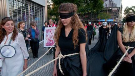 Des activistes d'une organisation pour les droits de l'Homme manifestent contre les violences faites aux femmes. Buenos Aires, le 1er septembre 2012. (AFP/ Patricio Murphy)