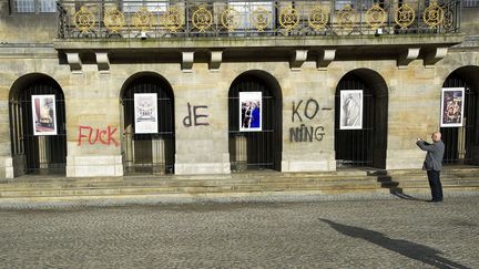 Un graffiti anti-monarchie sur la fa&ccedil;ade du palais royal n&eacute;erlandais, &agrave; Amsterdam, le 7 mai 2015. (EVERT ELZINGA / ANP / AFP)