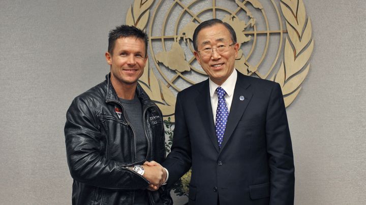 Le parachutiste autrichien Felix Baumgartner et le secr&eacute;taire g&eacute;n&eacute;ral de l'ONU, Ban Ki-moon, se sont entretenus &agrave; l'ONU, &agrave; New York, le 23 octobre 2012. (EDUARDO MUNOZ / REUTERS)