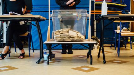 Le premier tour des élections régionales et départementales le 20 juin 2021 à Paris, dans le 11e arrondissement.&nbsp; (DELPHINE LEFEBVRE / HANS LUCAS / AFP)