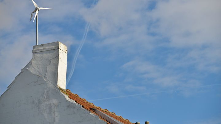 Il existe aussi du petit éolien appelé éolienne de toit ou de pignon cela peut présenter des risques la structure de la maison (fissures, infiltrations). (JEAN-LUC FLEMAL / MAXPPP)