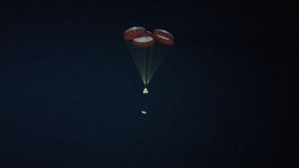 La capsule spatiale Starliner de Boeing atterrit sur la base de White Sands, dans le désert du Nouveau-Mexique (sud-ouest des Etats-Unis), dimanche 22 décembre 2019.&nbsp;&nbsp; (AUBREY GEMIGNANI / NASA / AFP)