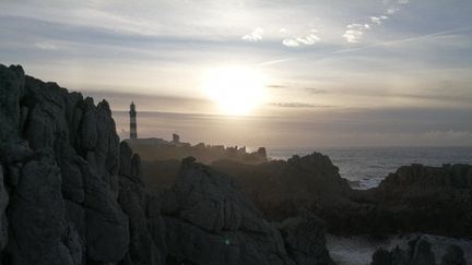 Le phare du Créac'h sur l'île d'Ouessant, dans le Finistère au coucher du soleil en automne, en octobre 2019. (NOLWENN QUIOC / RADIO FRANCE)