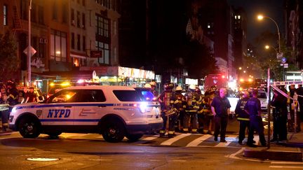 Une voiture de police sur le lieu de l'explosion survenue le 17 septembre 2016 à New York (Etats-Unis). (JAMIE MCCARTHY / GETTY IMAGES NORTH AMERICA / AFP)