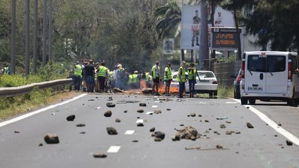 Un barrage de "gilets jaunes" à La Réunion le 19 novembre 2018. (RICHARD BOUHET / AFP)