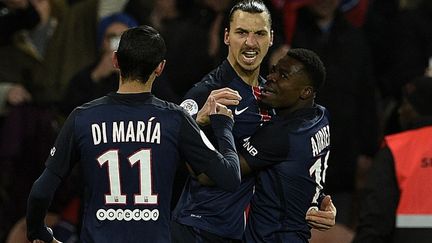 Angel Di Maria vient féliciter Zlatan Ibrahimovic, auteur d'un doublé, en compagnie de Serge Aurier (FRANCK FIFE / AFP)