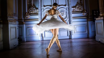 Une danseuse du Ballet de l'Opéra de Paris danse au Musée d'Orsay (Paris) pour l'exposition "Degas à l'Opéra", le 9 octobre 2019. (MARTIN BUREAU / AFP)