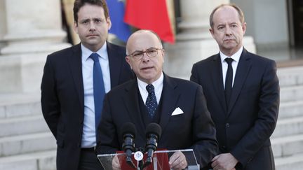 Bernard Cazeneuve entouré du ministre de l'Intérieur&nbsp;Matthias Fekl (à gauche) et du garde des Sceaux Jean-Jacques Urvoas. (THOMAS SAMSON / AFP)