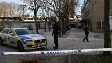 Des policiers sont déployés près de la station de Vårby gård, sur la commune de Huddinge, dans la banlieue de Stockholm (Suède), dimanche 7 janvier 2018. (ATILA ALTUNTAS / ANADOLU AGENCY / AFP)