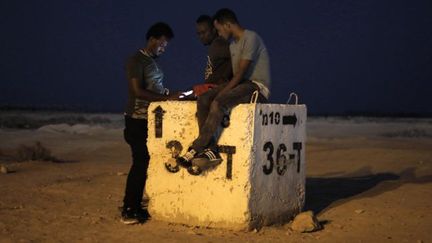 Migrants africains du centre de rétention de Holot, au sud d'Israël, le 3 septembre 2017. Ce centre, situé non loin de la frontière égyptienne, doit fermer ses portes. (Photo AFP/Menahem Kahana)