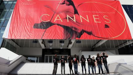 L'affiche de Cannes, accrochée sur la façade du Palais des festivals (15 mai 2017)
 (Valery Hache / AFP)