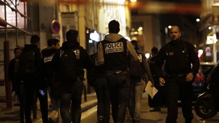 Des policiers dans les rues de Paris, le 12 mai 2018, après l'attaque au couteau survenue dans le quartier de l'Opéra.&nbsp; (THOMAS SAMSON / AFP)