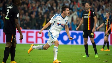 Le milieu de l'OM Florian Thauvin c&eacute;l&egrave;bre son but face &agrave; Lens, dimanche 2 novembre 2014 au V&eacute;lodrome. (BERTRAND LANGLOIS / AFP)