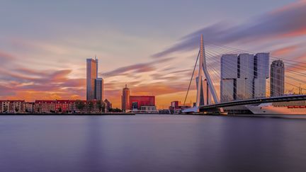 Aux Pays-Bas, le système de retraite est complètement différent du régime français. Il repose essentiellement sur deux piliers, l’un par répartition, l’autre par capitalisation. (Illustration : Rotterdam) (DHWEE / MOMENT RF / GETTY IMAGES)