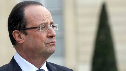 Fran&ccedil;ois Hollande dans la cour de l'Elys&eacute;e, le 19 avril 2013. (FRANCOIS GUILLOT / AFP)